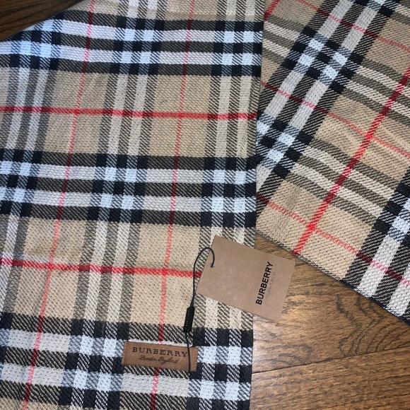 Burberry Scarf (BRAND NEW) - Picture 3 of 3